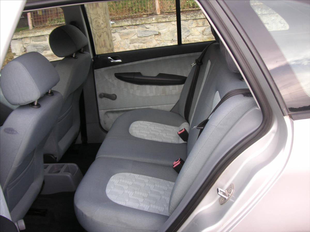 skoda-fabia-1-4-16v-comfort-combi - 8