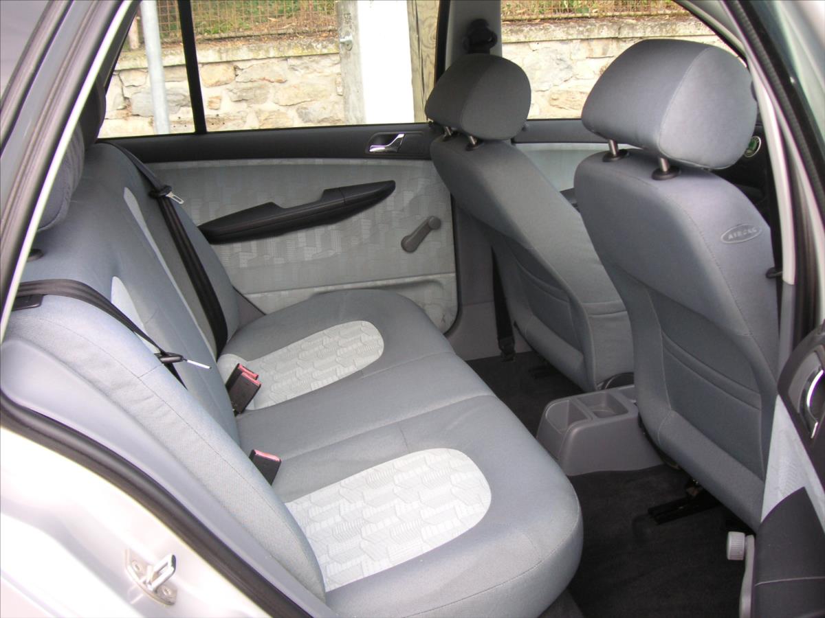 skoda-fabia-1-4-16v-comfort-combi - 9