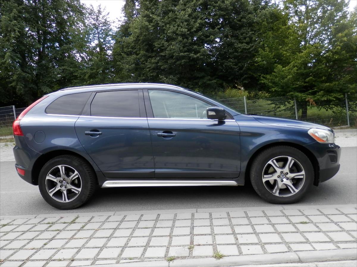 volvo-xc60-2-4-d5-awd-summum-panorama-kuze-dph - 9