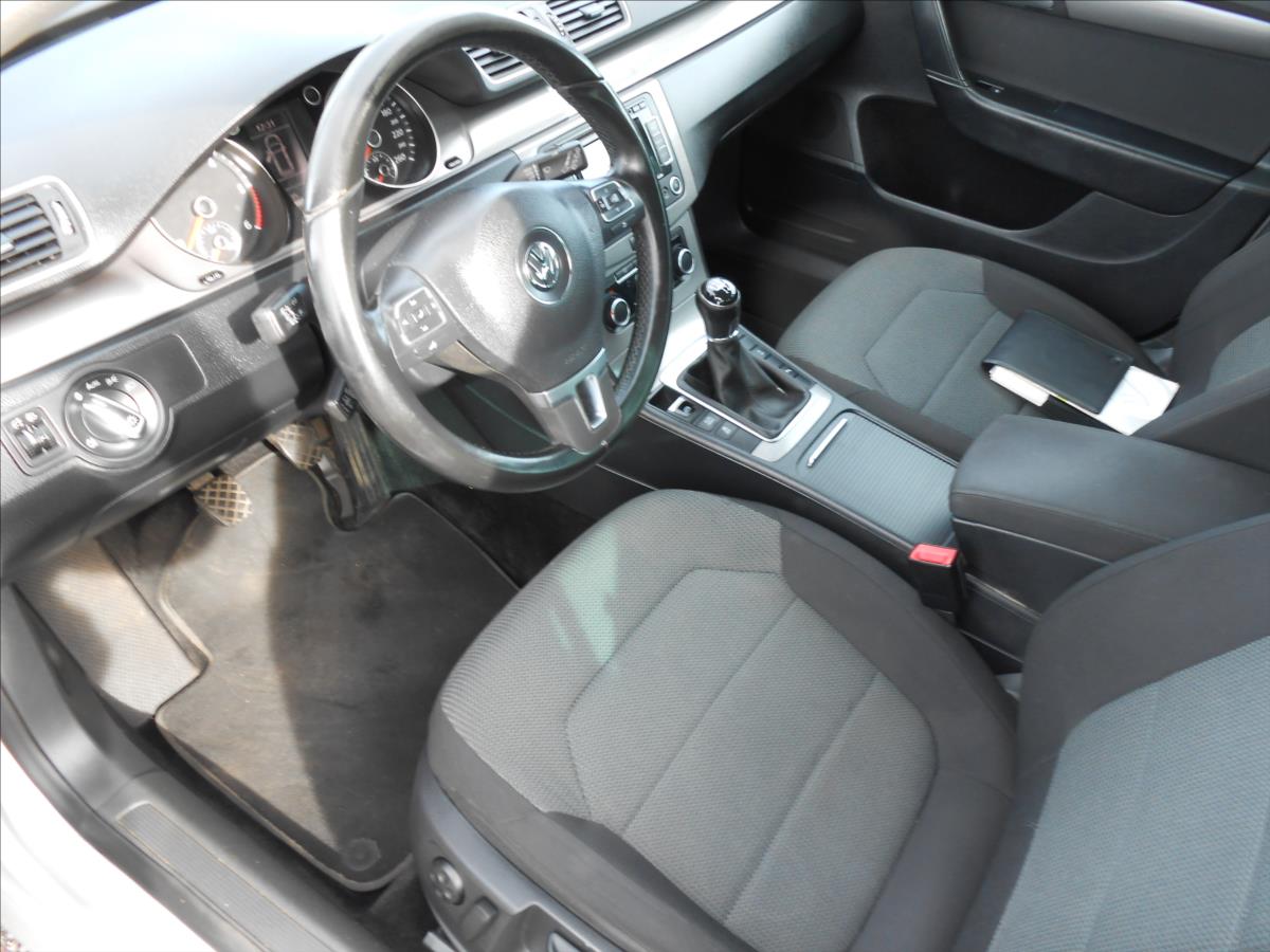 volkswagen-passat-1-6-tdi-77-kw-serviska - 6