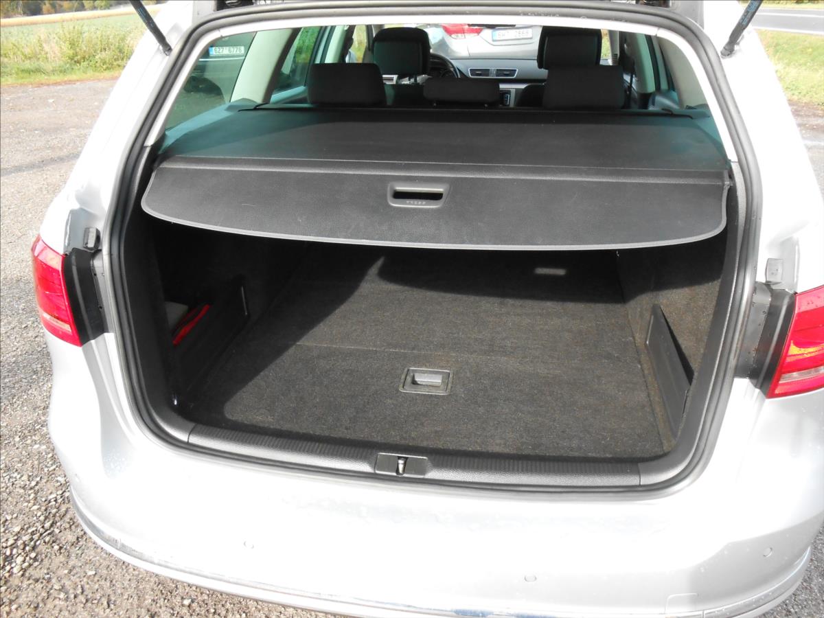 volkswagen-passat-1-6-tdi-77-kw-serviska - 9