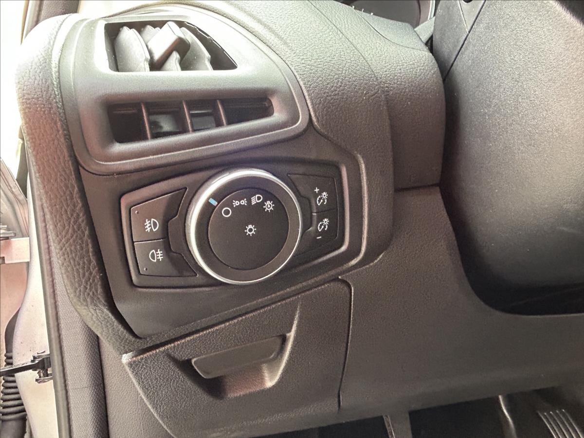 ford-focus-1-5-tdci-88kw-xenon-navi-vyhre - 4
