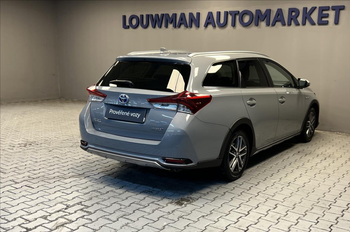 toyota-auris-1-8-hybrid-at-freestyle-combi - 1