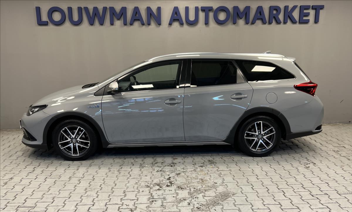 toyota-auris-1-8-hybrid-at-freestyle-combi - 2