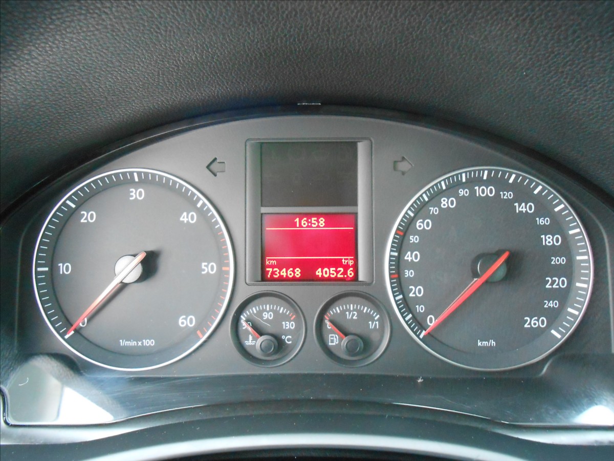 volkswagen-jetta-2-0-tdi-125-kw-cz-serviska - 9