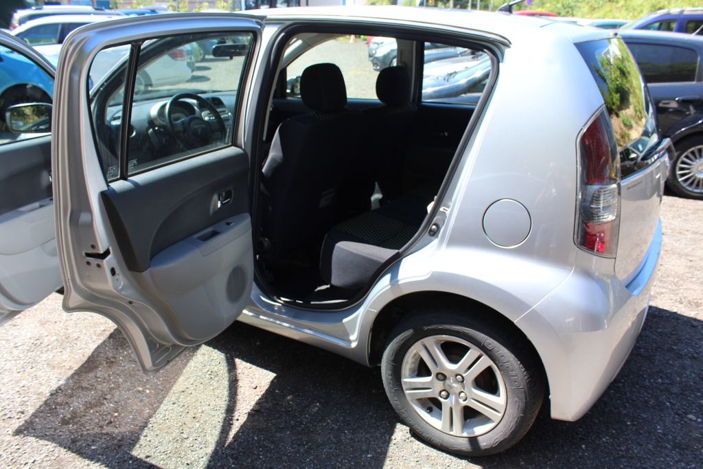 daihatsu-sirion-1-3i-serv-knizka - 9