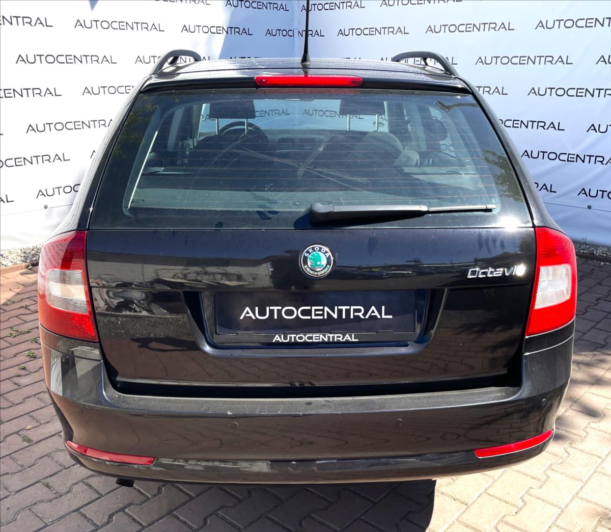 skoda-octavia-1-2-tsi-77kw-klima-po-servisu - 4