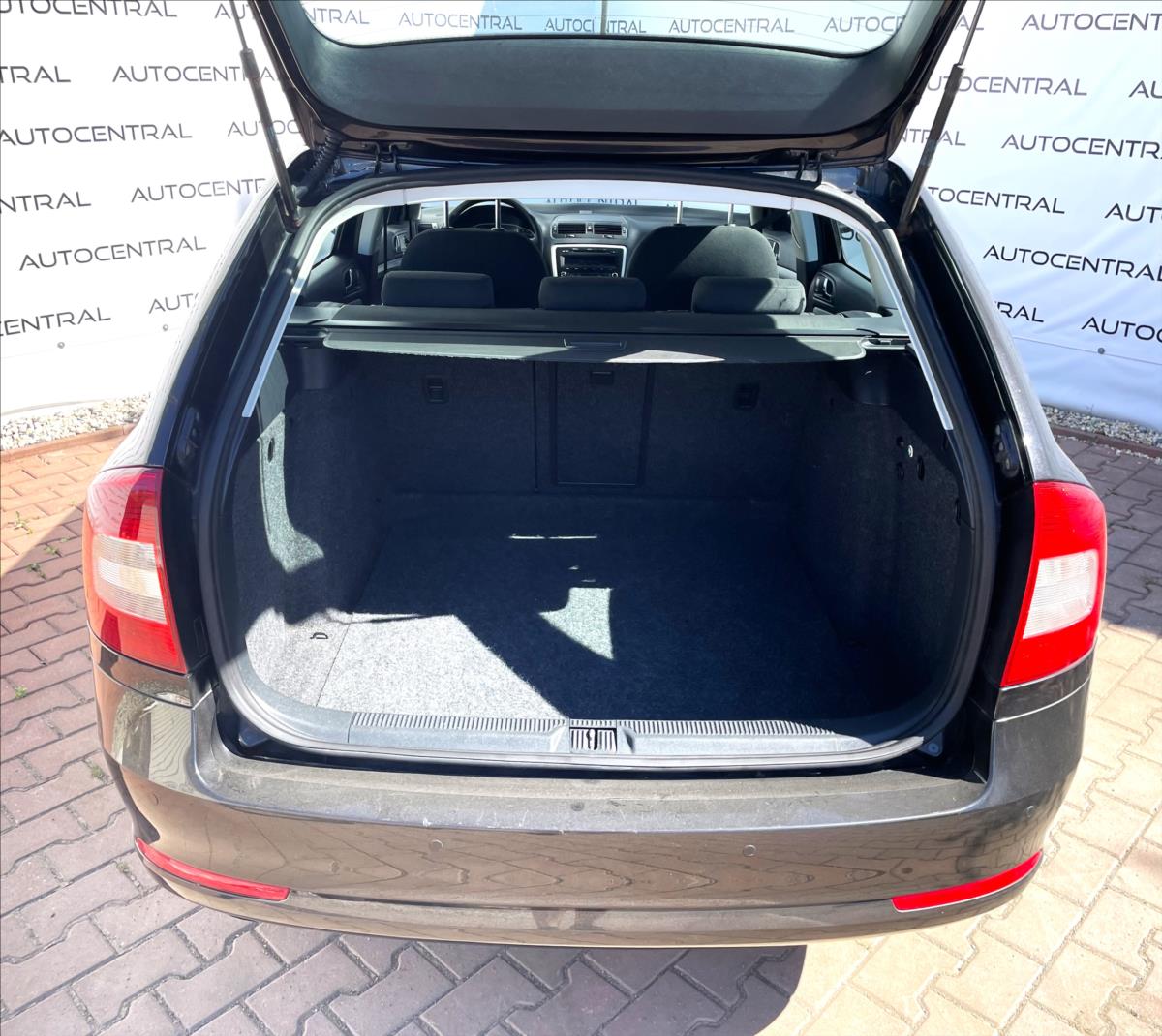 skoda-octavia-1-2-tsi-77kw-klima-po-servisu - 9