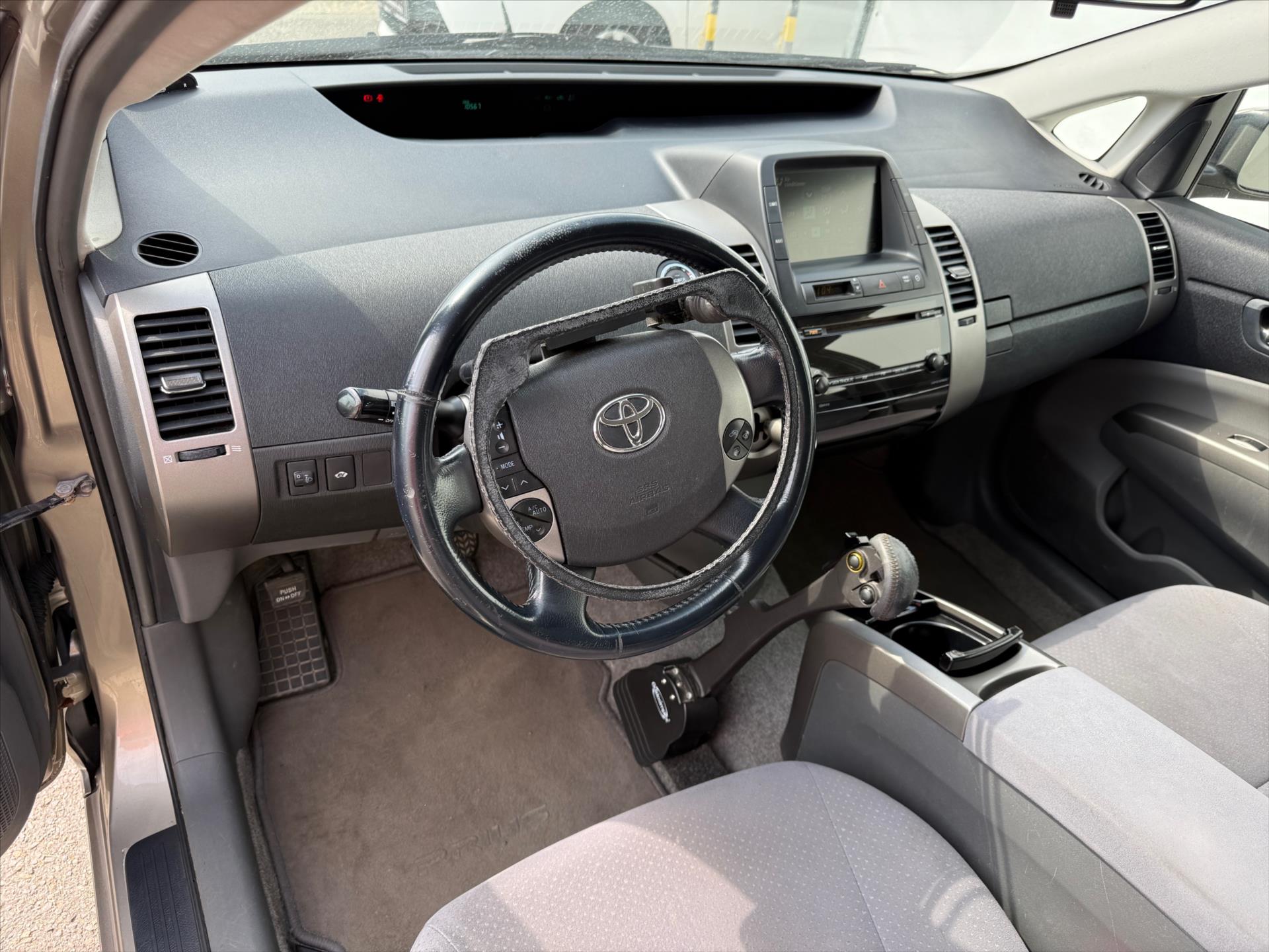 toyota-prius-1-5-uprava-ztp-rucni-ovladani - 7