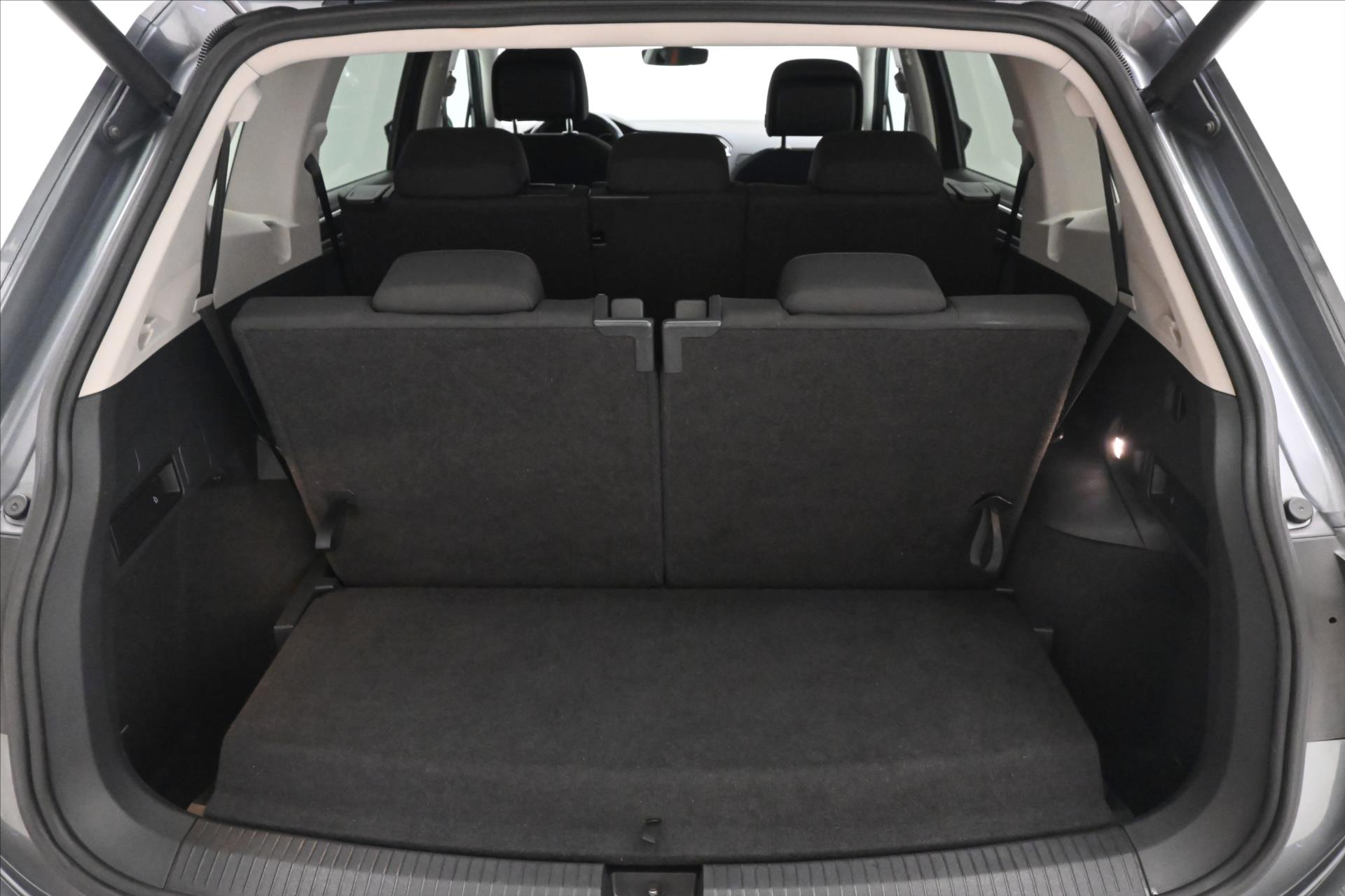 volkswagen-tiguan-allspace-2-0-tdi-110-kw-navi-7-mist-zaruka-az-5-let - 9