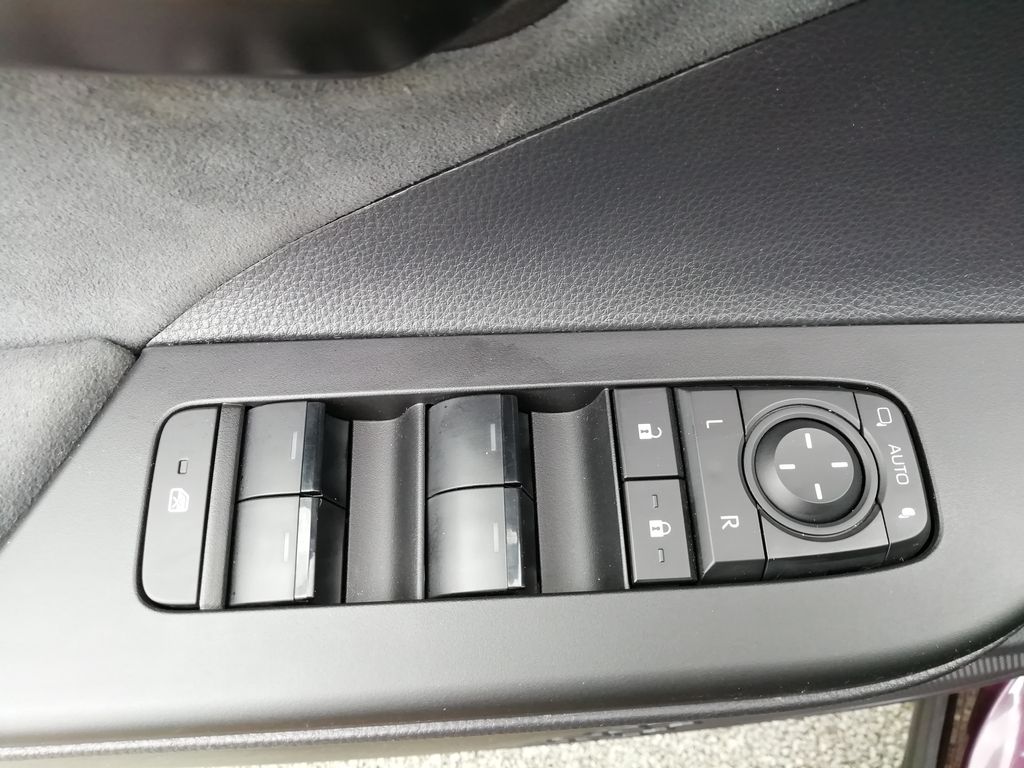 toyota-c-hr-1-8-hev-executive-fwd - 7