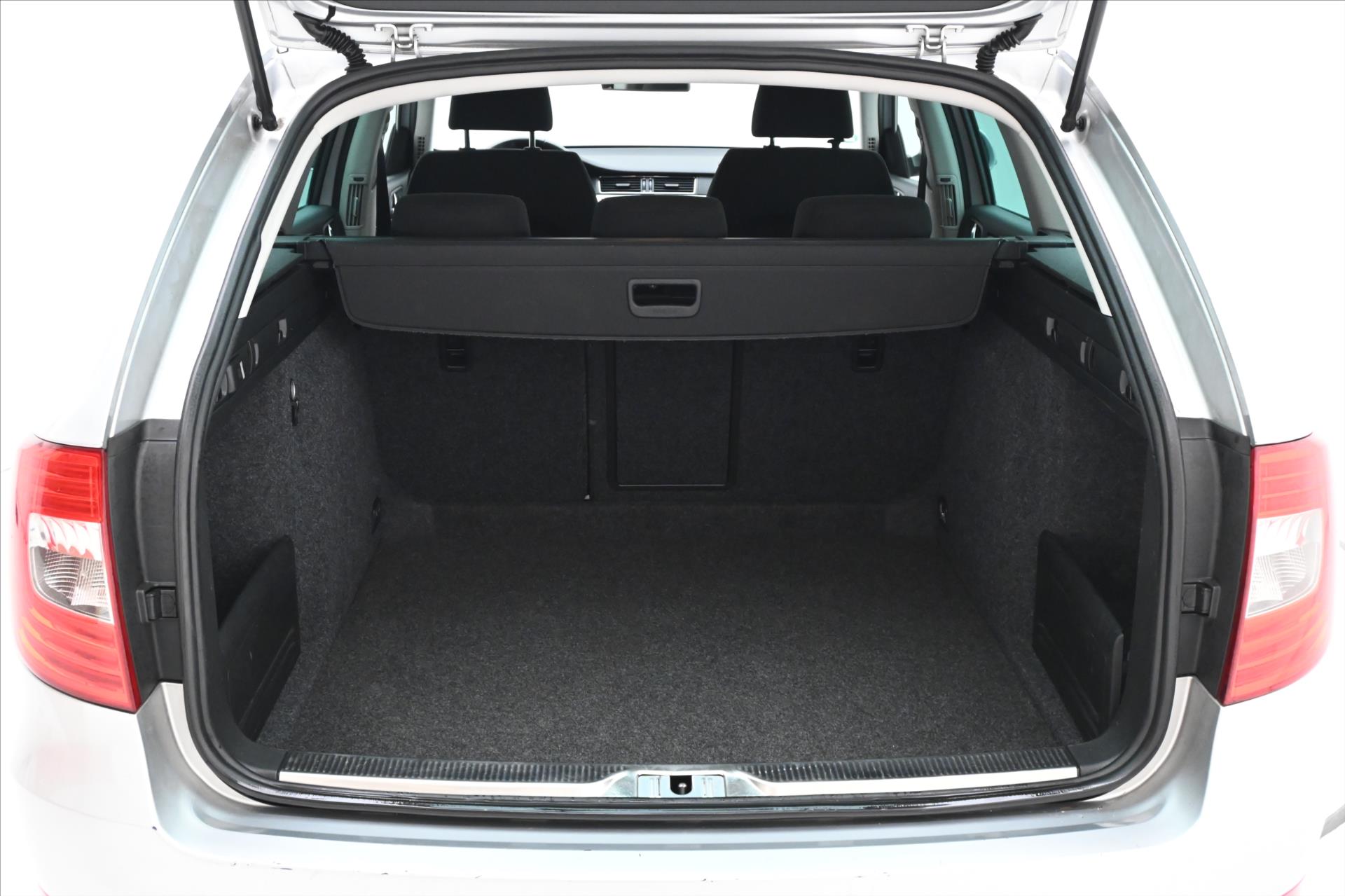 skoda-superb-2-0-tdi-103-kw-ambition-servisni-historie - 9