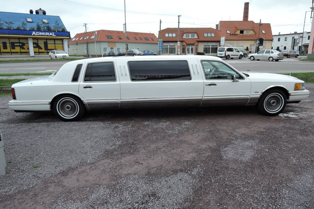 lincoln-town-car-4-6-limuzina-7-m-pronajem - 2