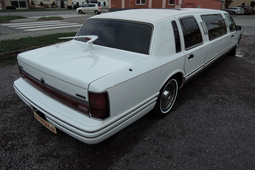 lincoln-town-car-4-6-limuzina-7-m-pronajem - 3