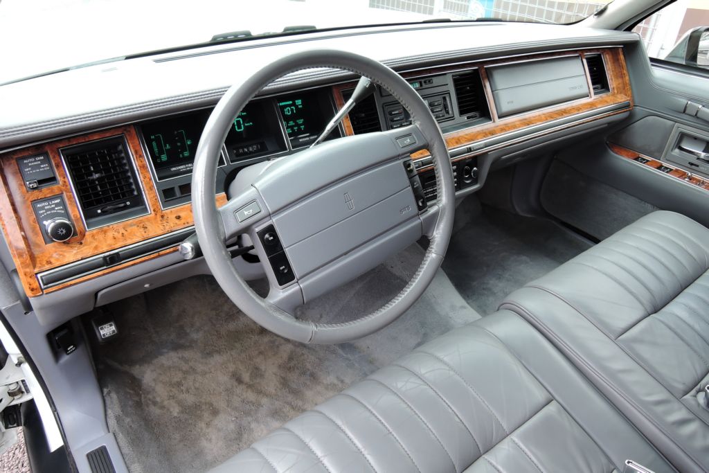 lincoln-town-car-4-6-limuzina-7-m-pronajem - 6