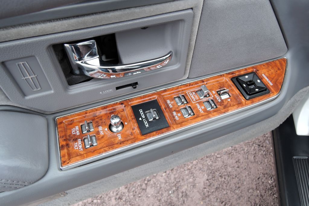 lincoln-town-car-4-6-limuzina-7-m-pronajem - 7