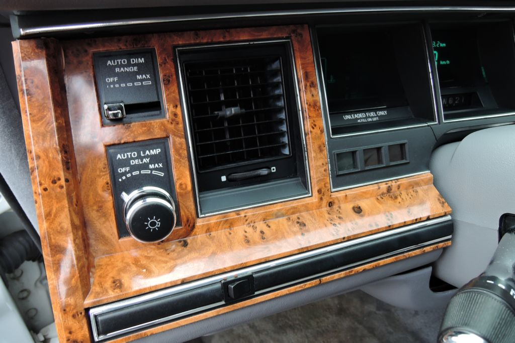 lincoln-town-car-4-6-limuzina-7-m-pronajem - 8