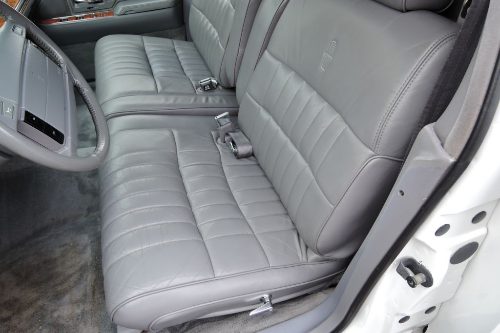 lincoln-town-car-4-6-limuzina-7-m-pronajem - 9