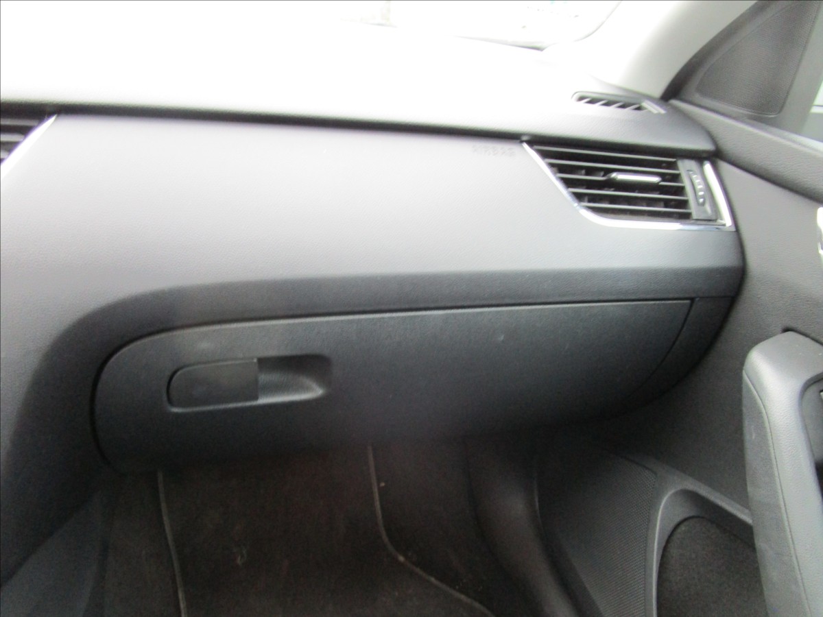 skoda-octavia-combi-2-0tdi-dsg-scout - 9