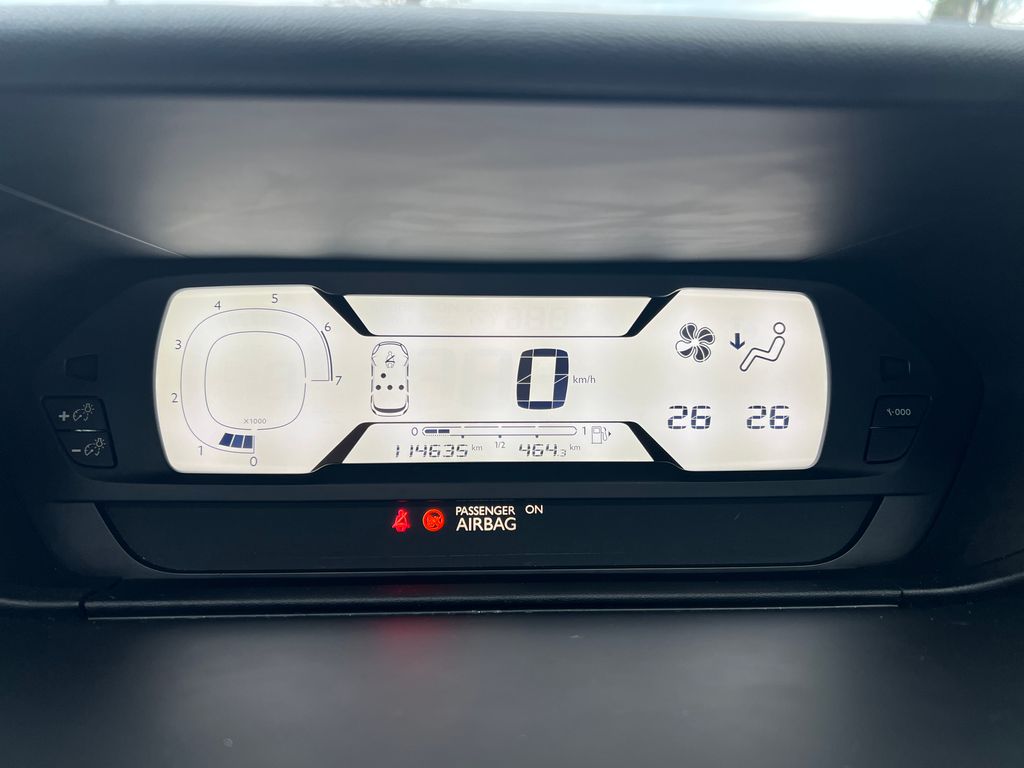 citroen-c4-picasso-1-2-130k-servis-zaruka-navi - 9