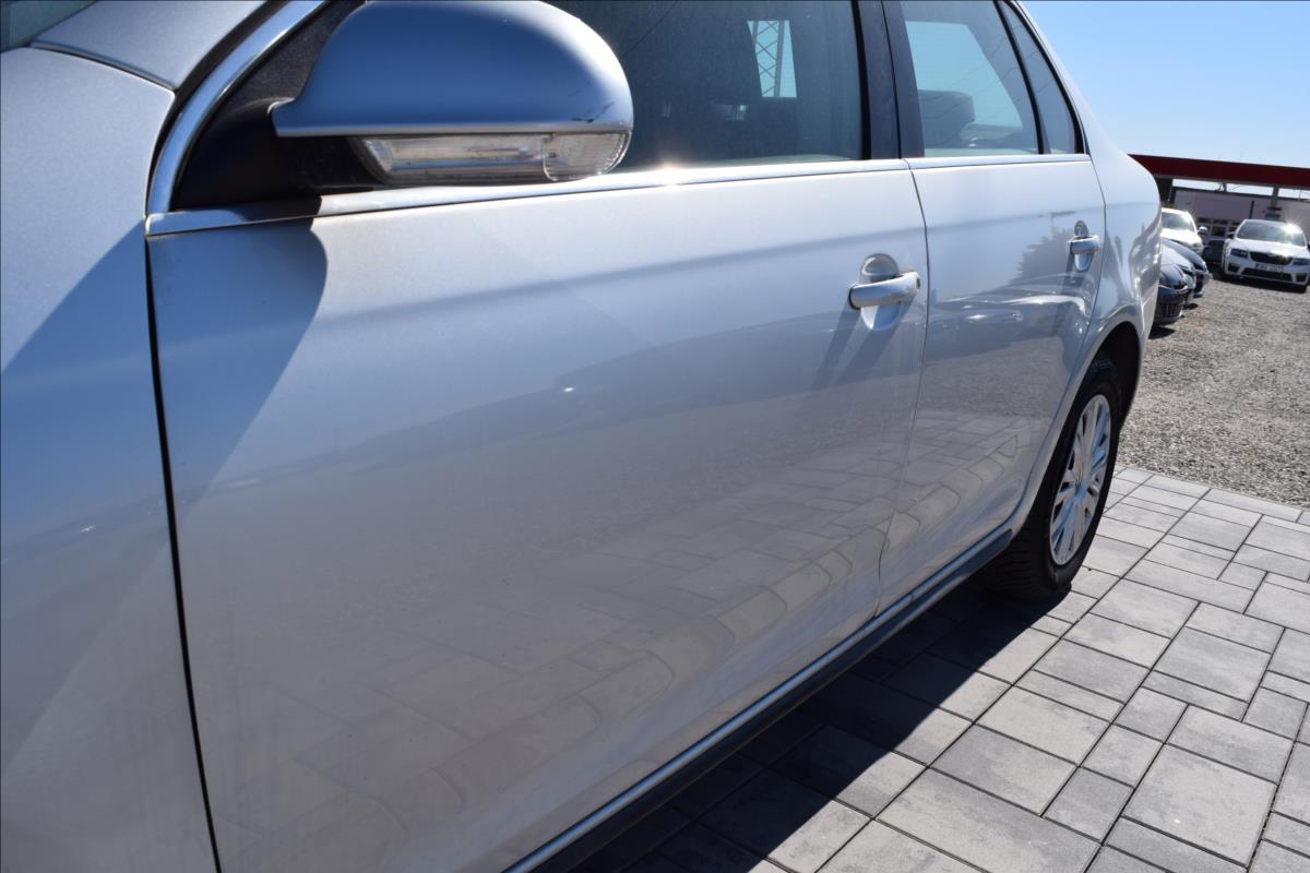 volkswagen-jetta-1-4-tsi-90kw-vyhrev-nizke-km - 7