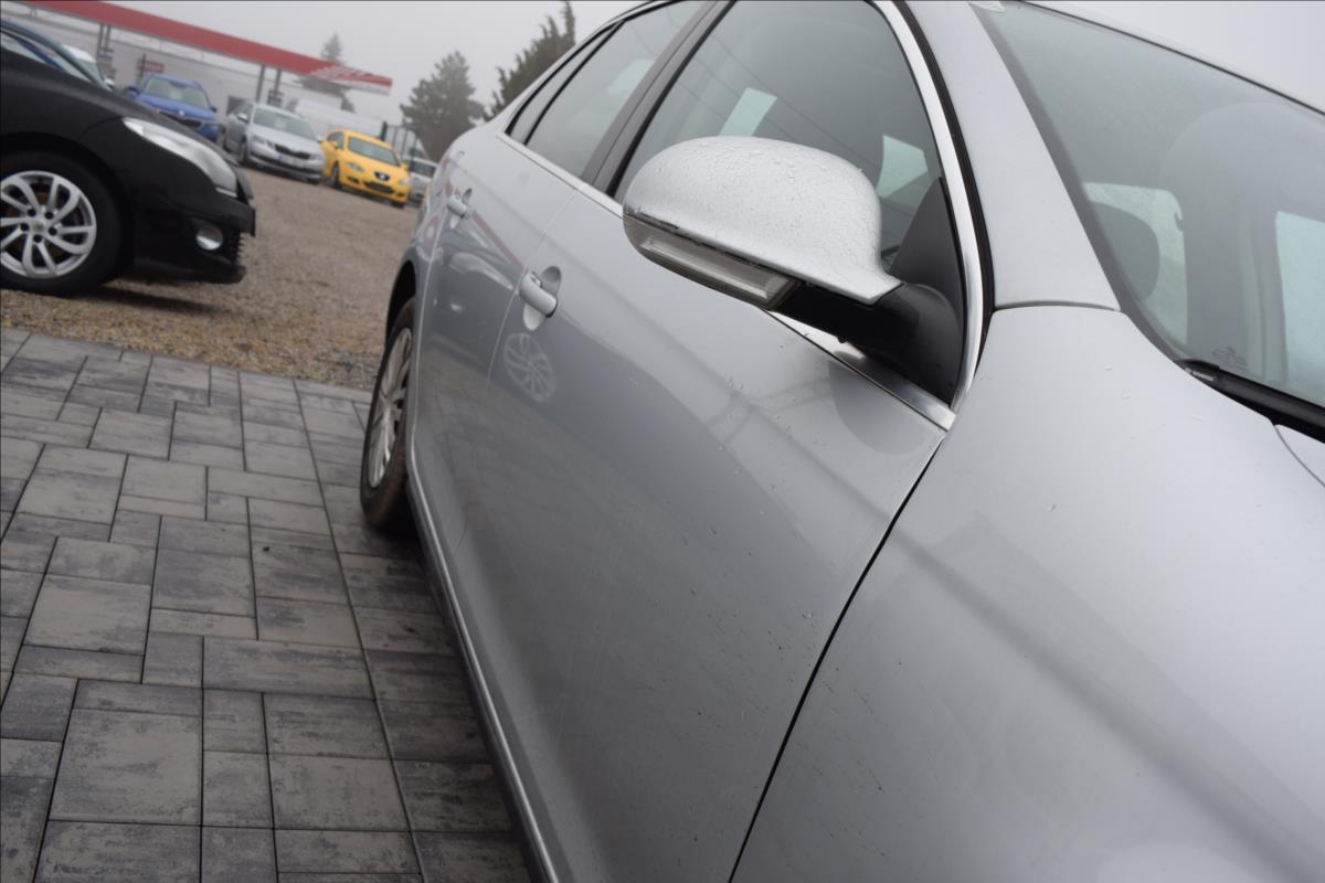 volkswagen-jetta-1-4-tsi-90kw-vyhrev-nizke-km - 8