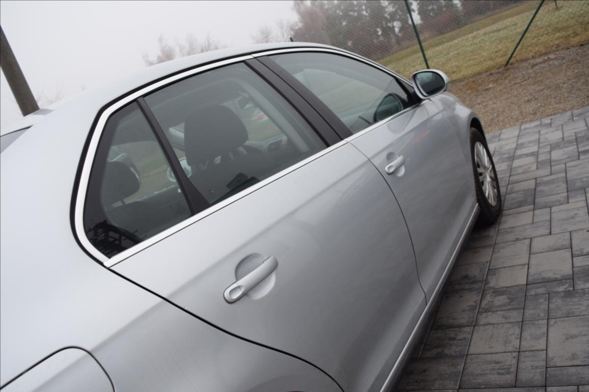 volkswagen-jetta-1-4-tsi-90kw-vyhrev-nizke-km - 9