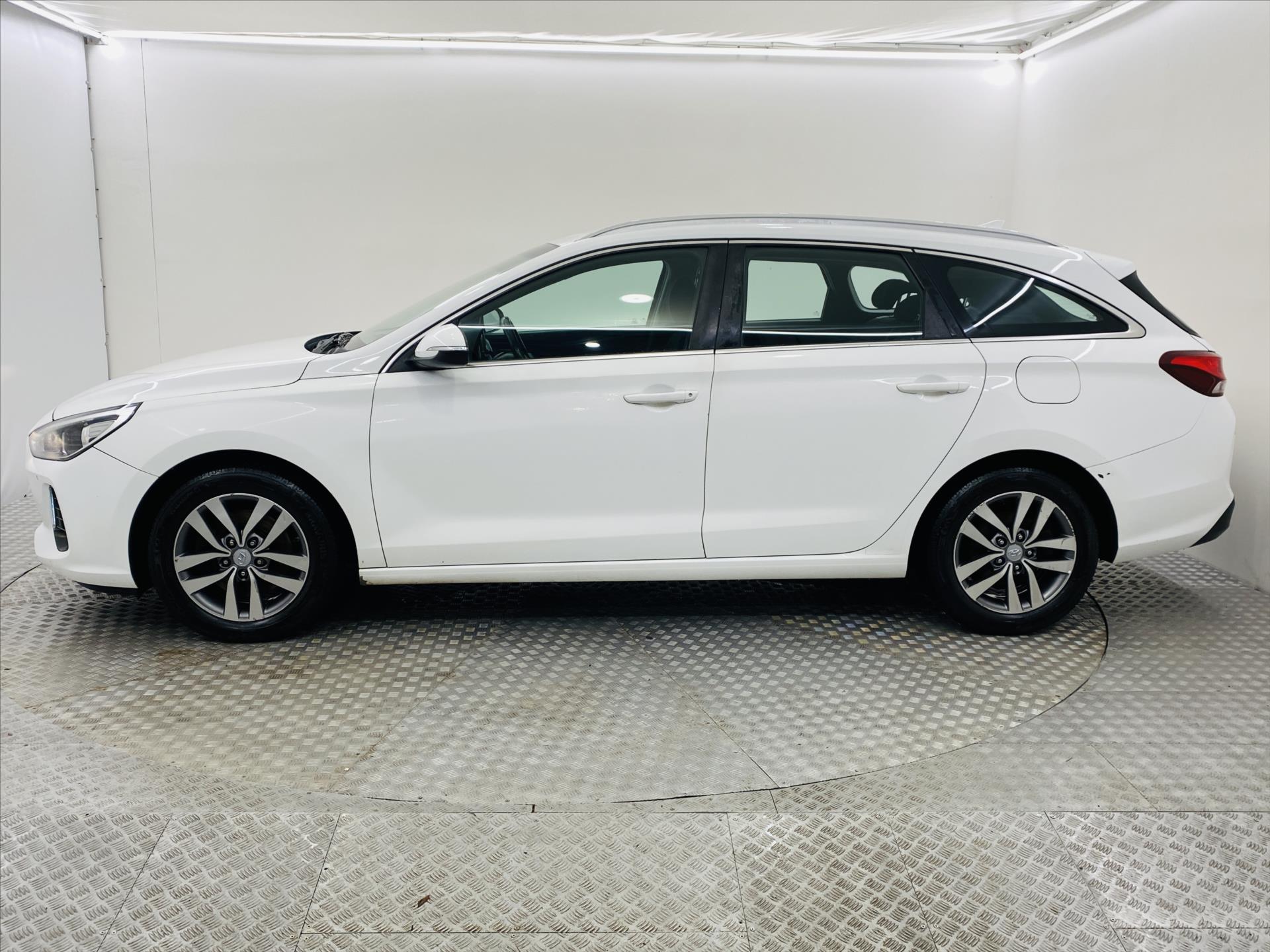 hyundai-i30-1-6-crdi-81-kw-navi - 2