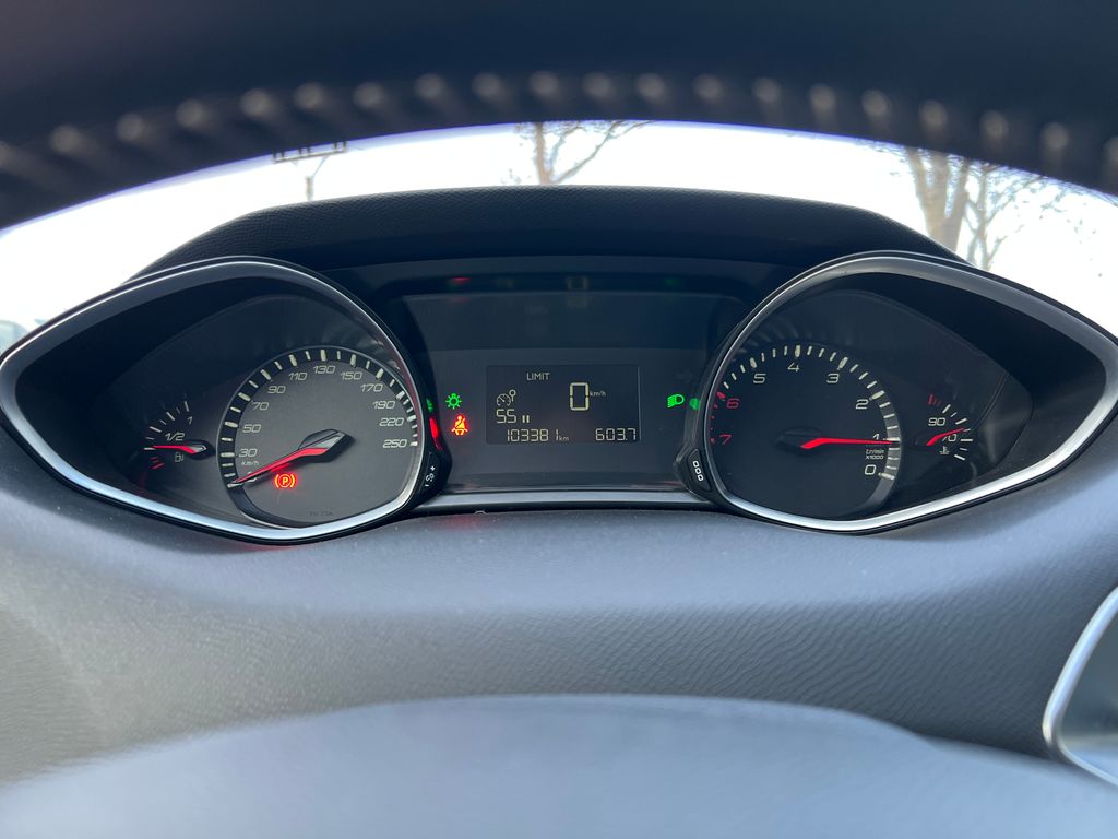 peugeot-308-1-2-110k-servis-zaruka-navi - 9