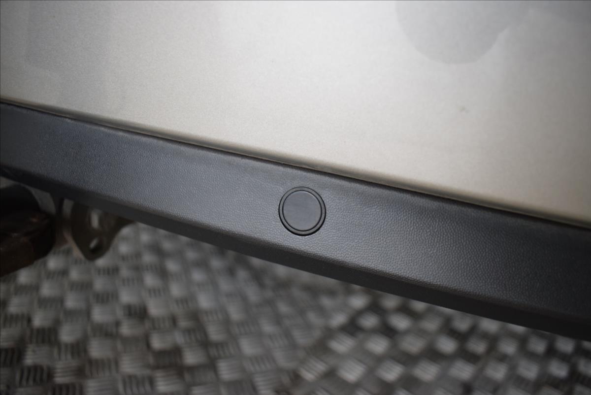 skoda-octavia-2-0-tdi-po-servisu-super-stav - 9