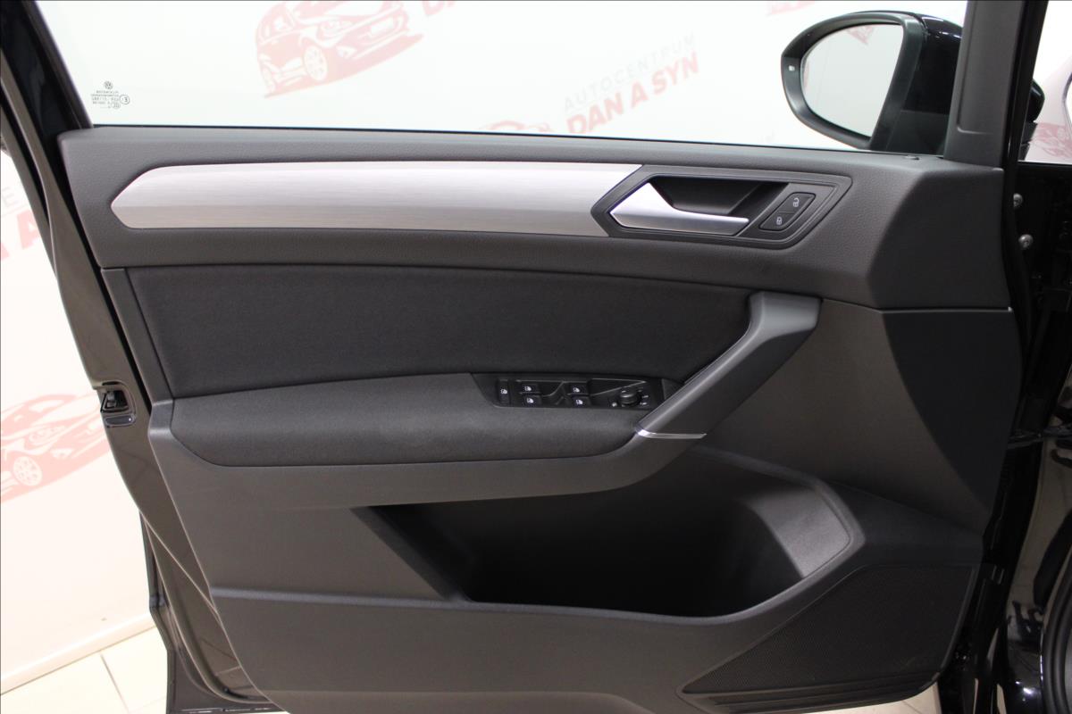 volkswagen-touran-1-5-tsi-110kw-highline-dsg-cz - 9
