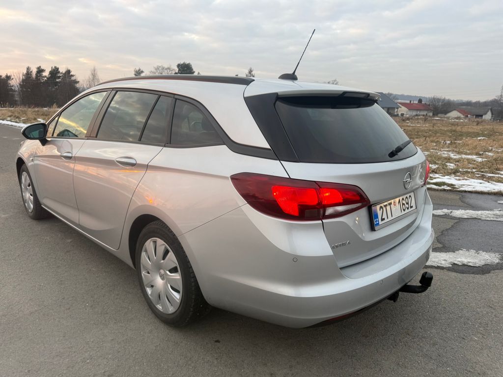 opel-astra-1-2-81-kw-sports-tourer - 2