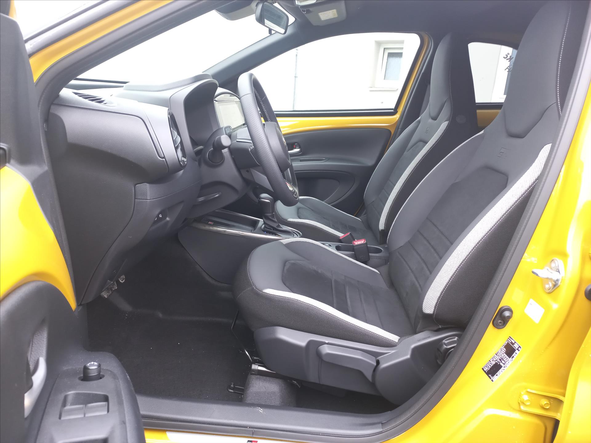 toyota-aygo-1-5-hybrid-e-cvt-115k-x-gr-sport - 7