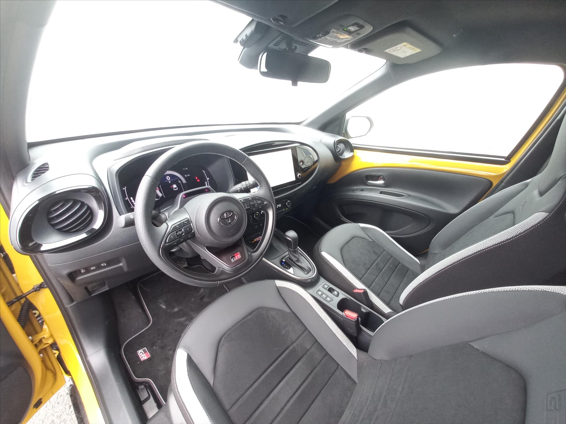 toyota-aygo-1-5-hybrid-e-cvt-115k-x-gr-sport - 8