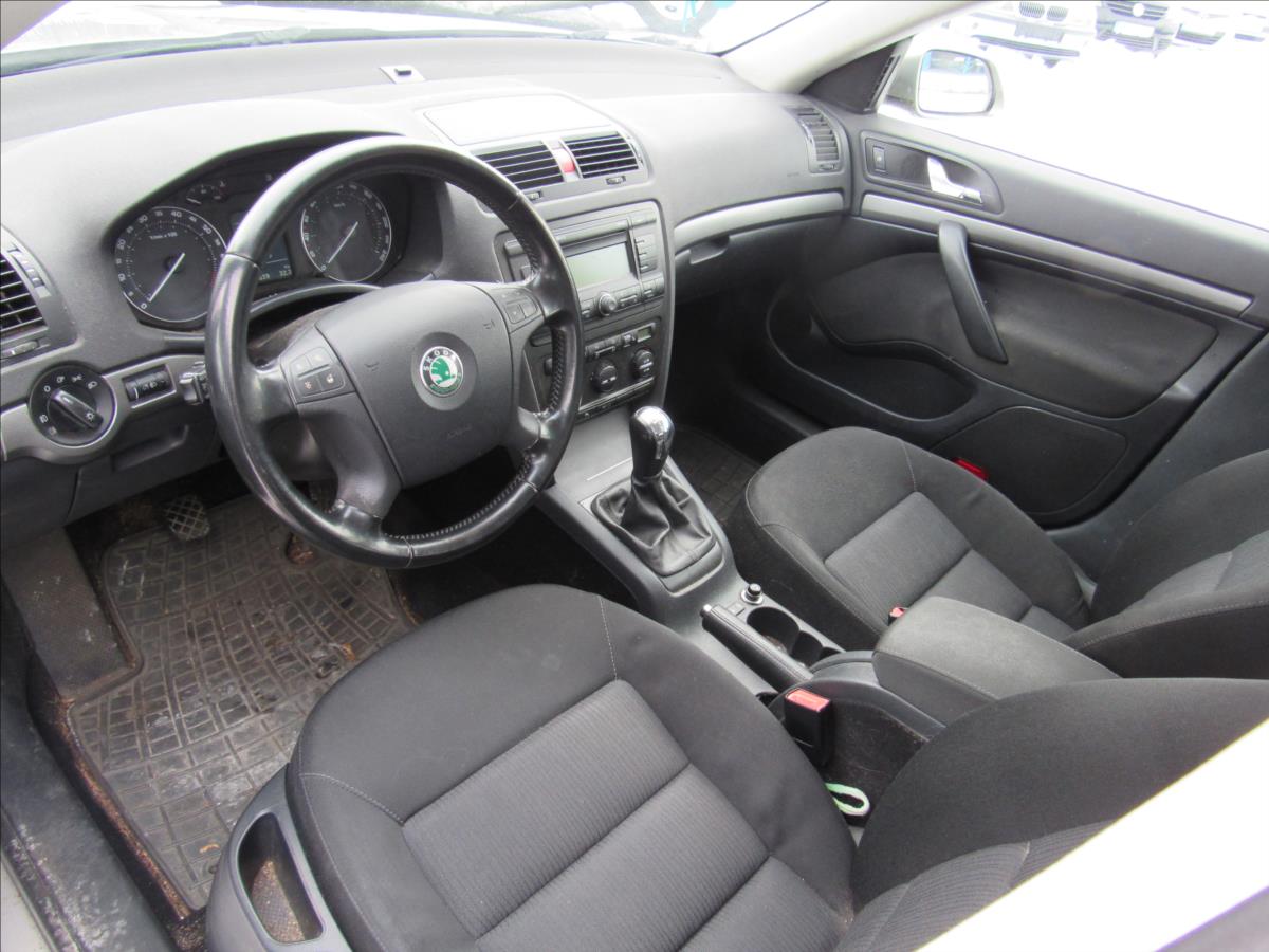 skoda-octavia-1-6-fsi-85kw-sedan - 8