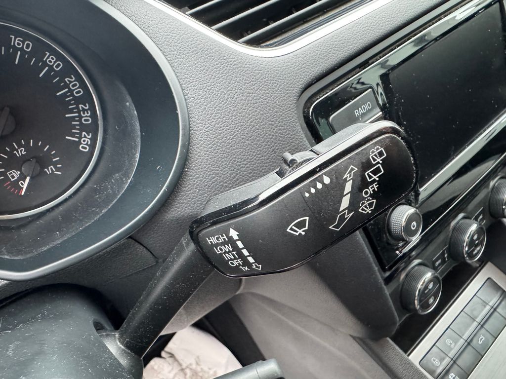 skoda-octavia-combi-1-4-tsi-dsg-ambition-joy - 9