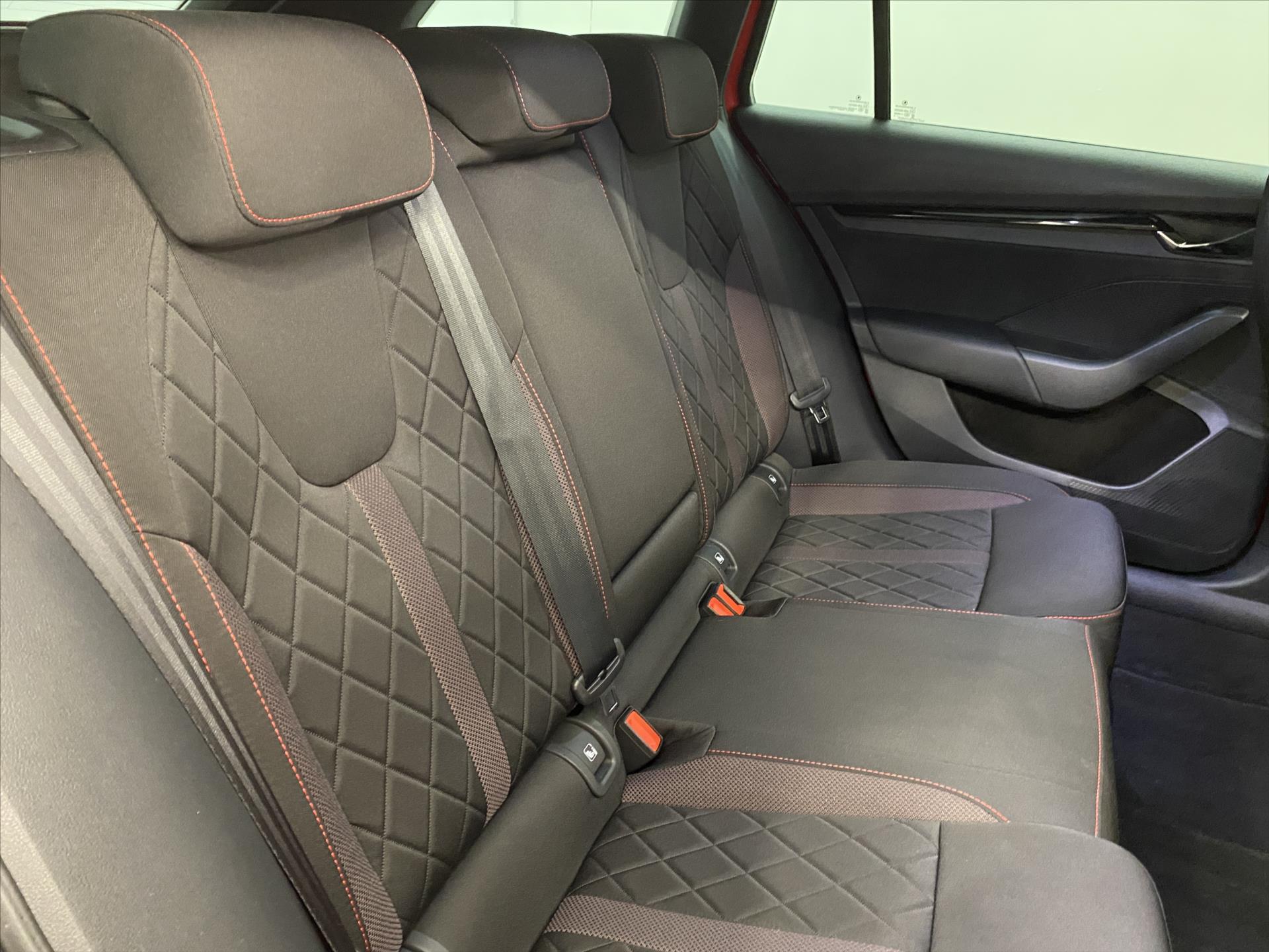 skoda-octavia-2-0-tdi-147kw-dsg-rs - 6