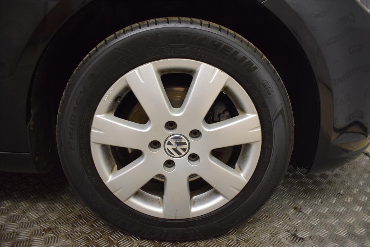 volkswagen-touran-1-6-tdi-dsg-pr-servis-top-stav - 7