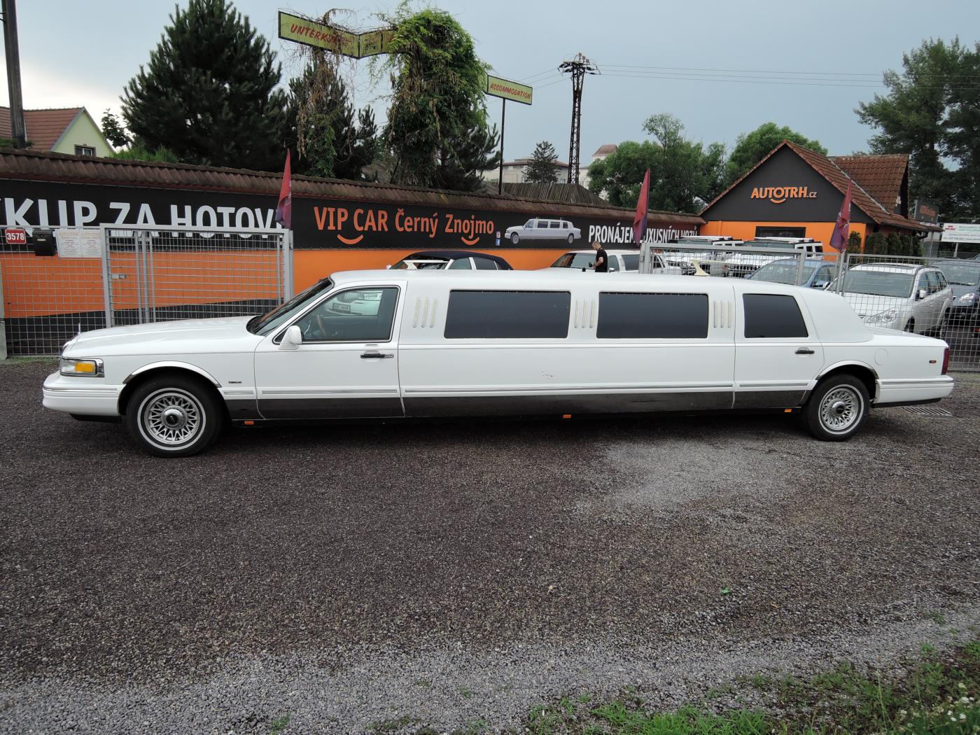 lincoln-town-car-4-6-limuzina-9-m-pronajem - 1
