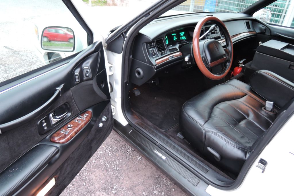 lincoln-town-car-4-6-limuzina-9-m-pronajem - 5