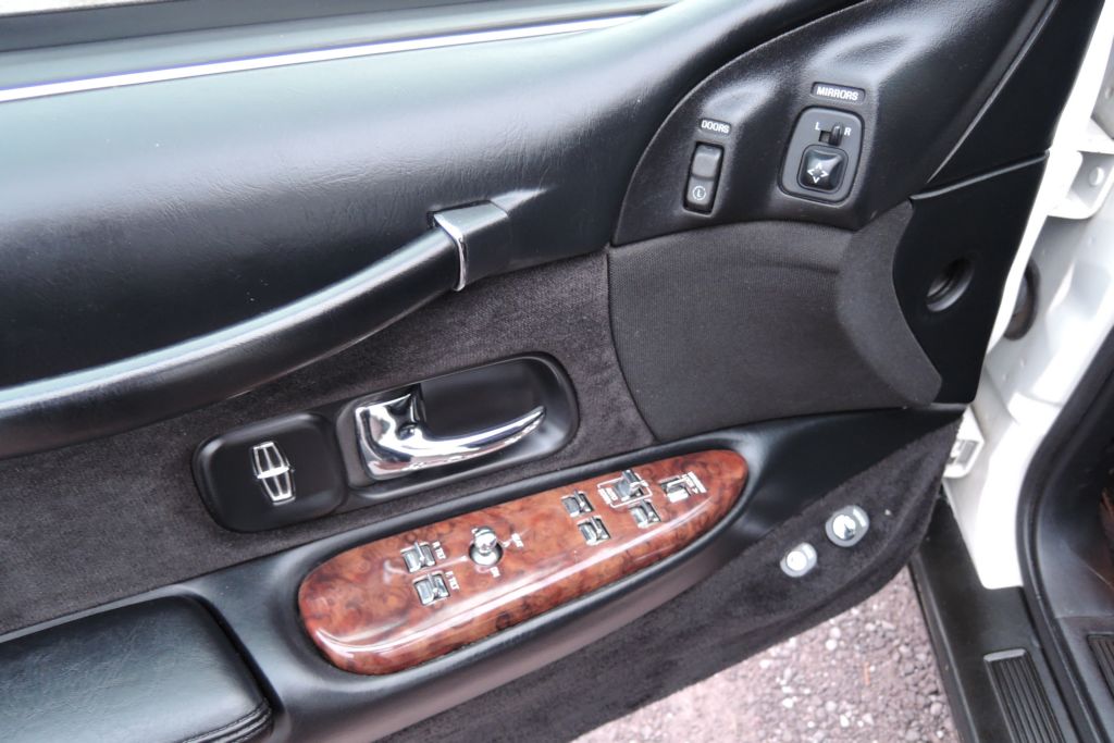 lincoln-town-car-4-6-limuzina-9-m-pronajem - 7