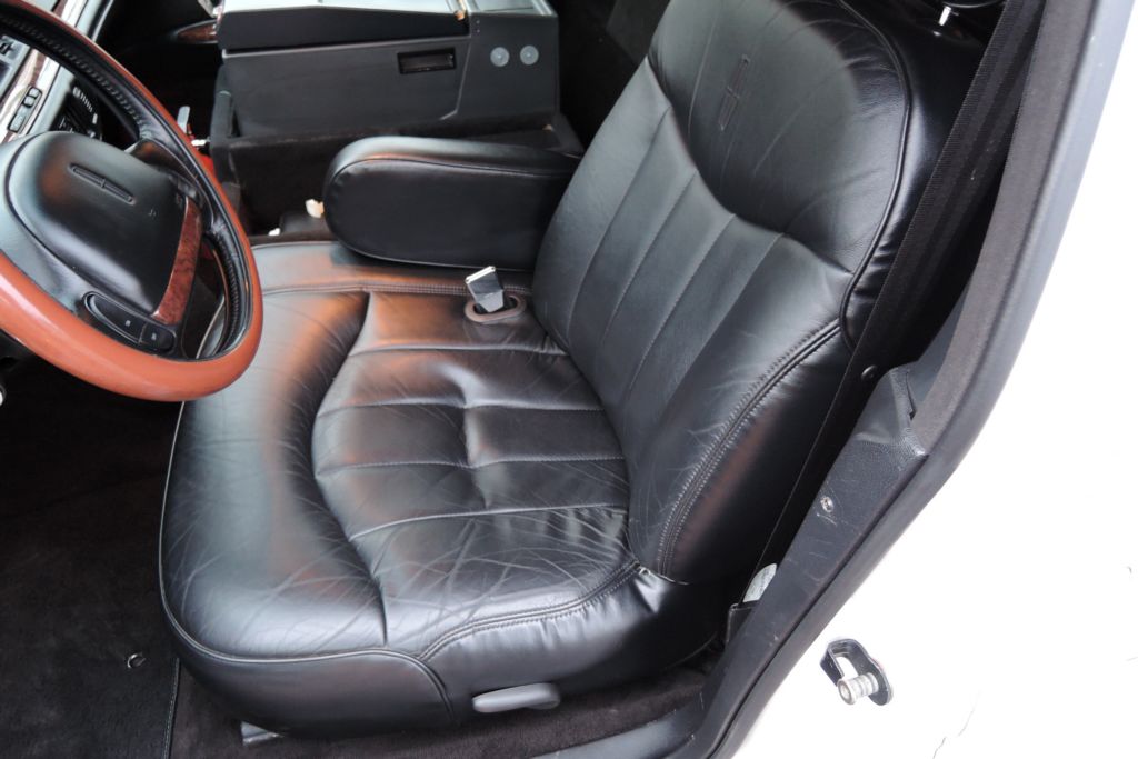 lincoln-town-car-4-6-limuzina-9-m-pronajem - 8