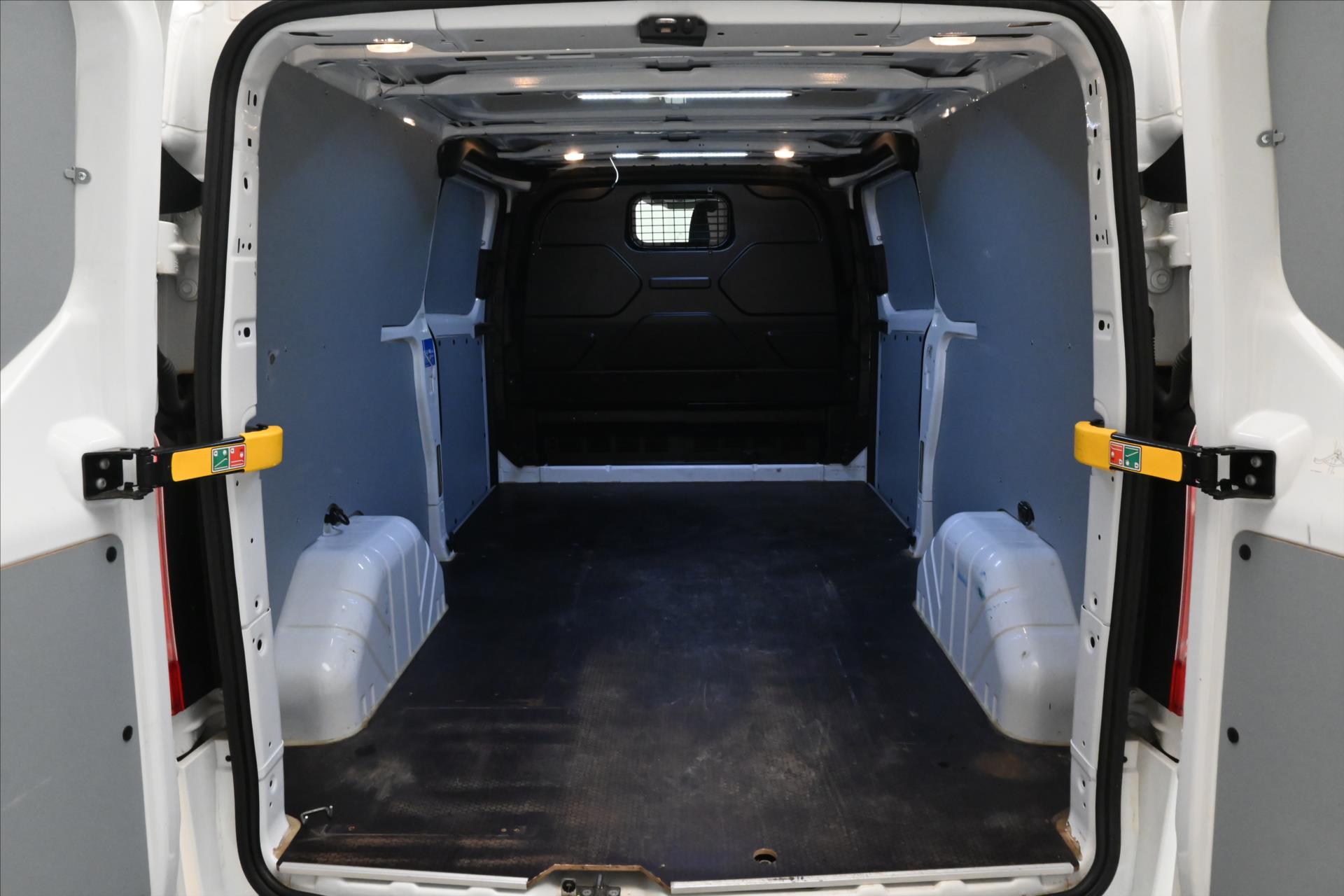 ford-transit-custom-2-0-ecoblue-96kw-l2h1-zaruka-az-5-let - 9