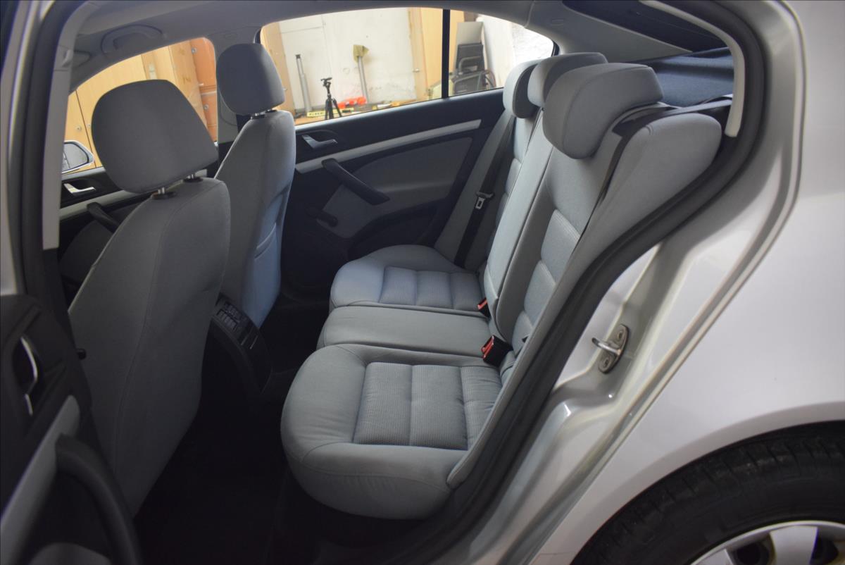 skoda-octavia-1-6-mpi-bez-koroze-super-stav - 9