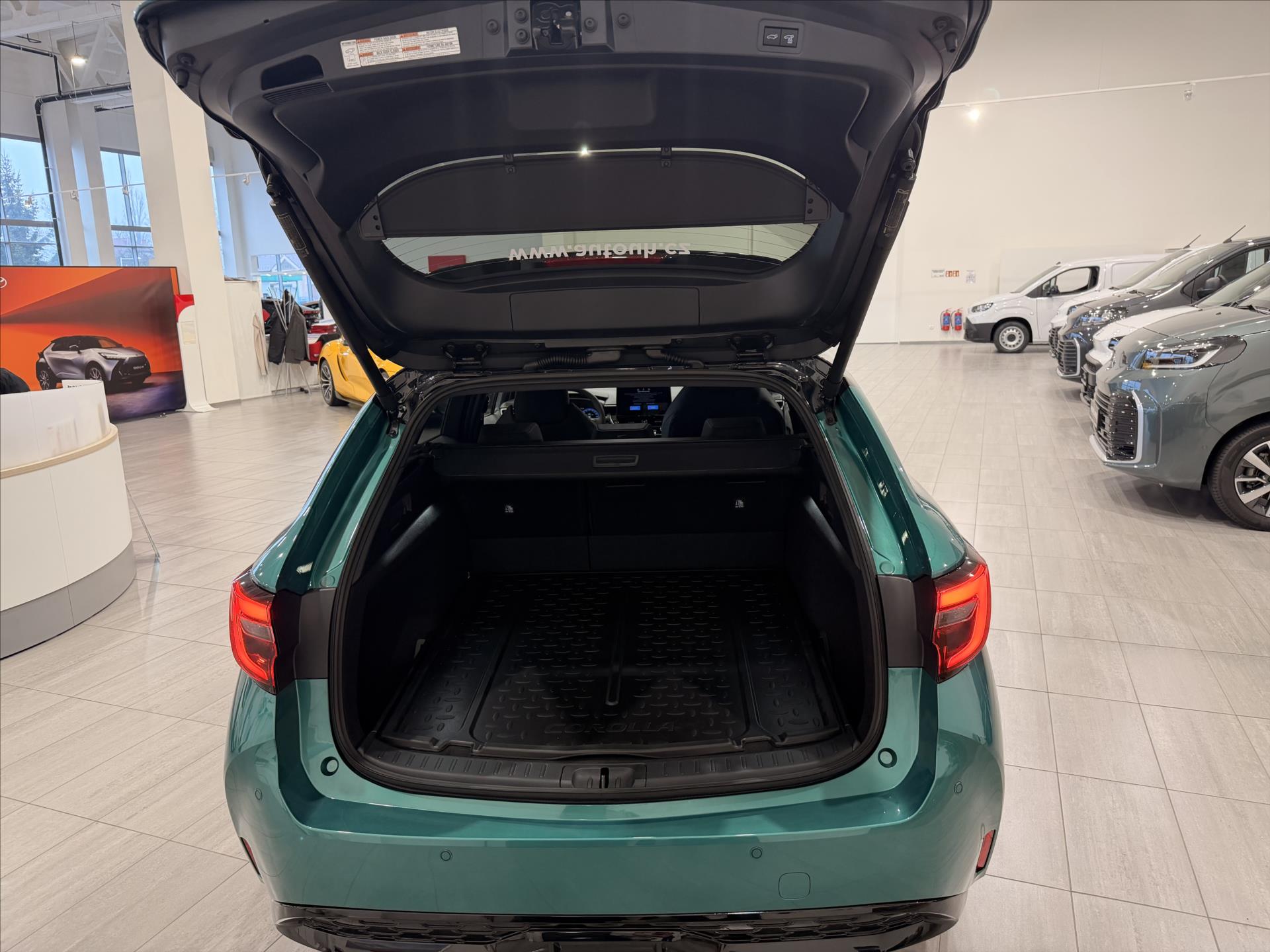 toyota-corolla-1-8-hybrid-140k-gr-sport - 4