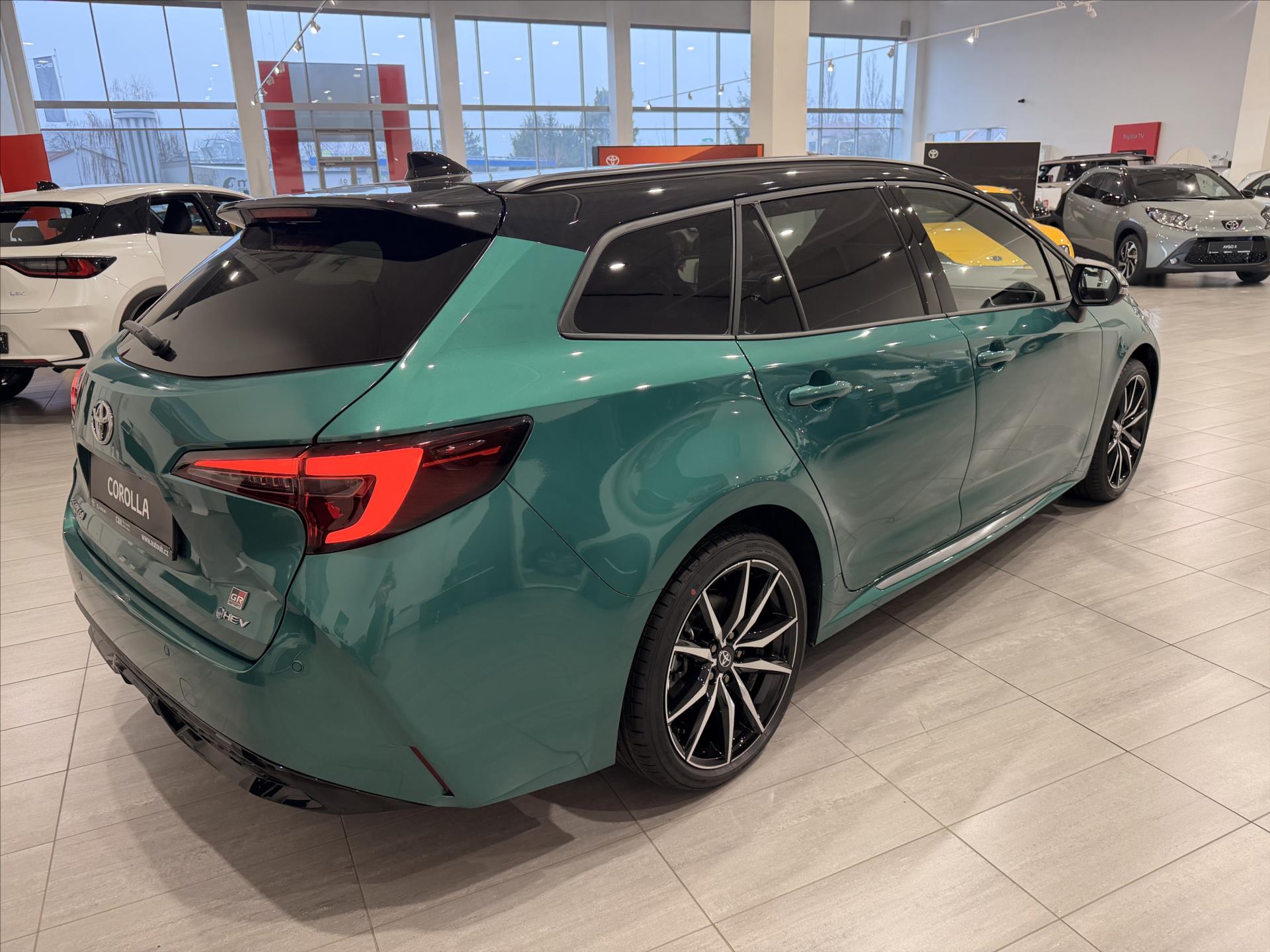 toyota-corolla-1-8-hybrid-140k-gr-sport - 5