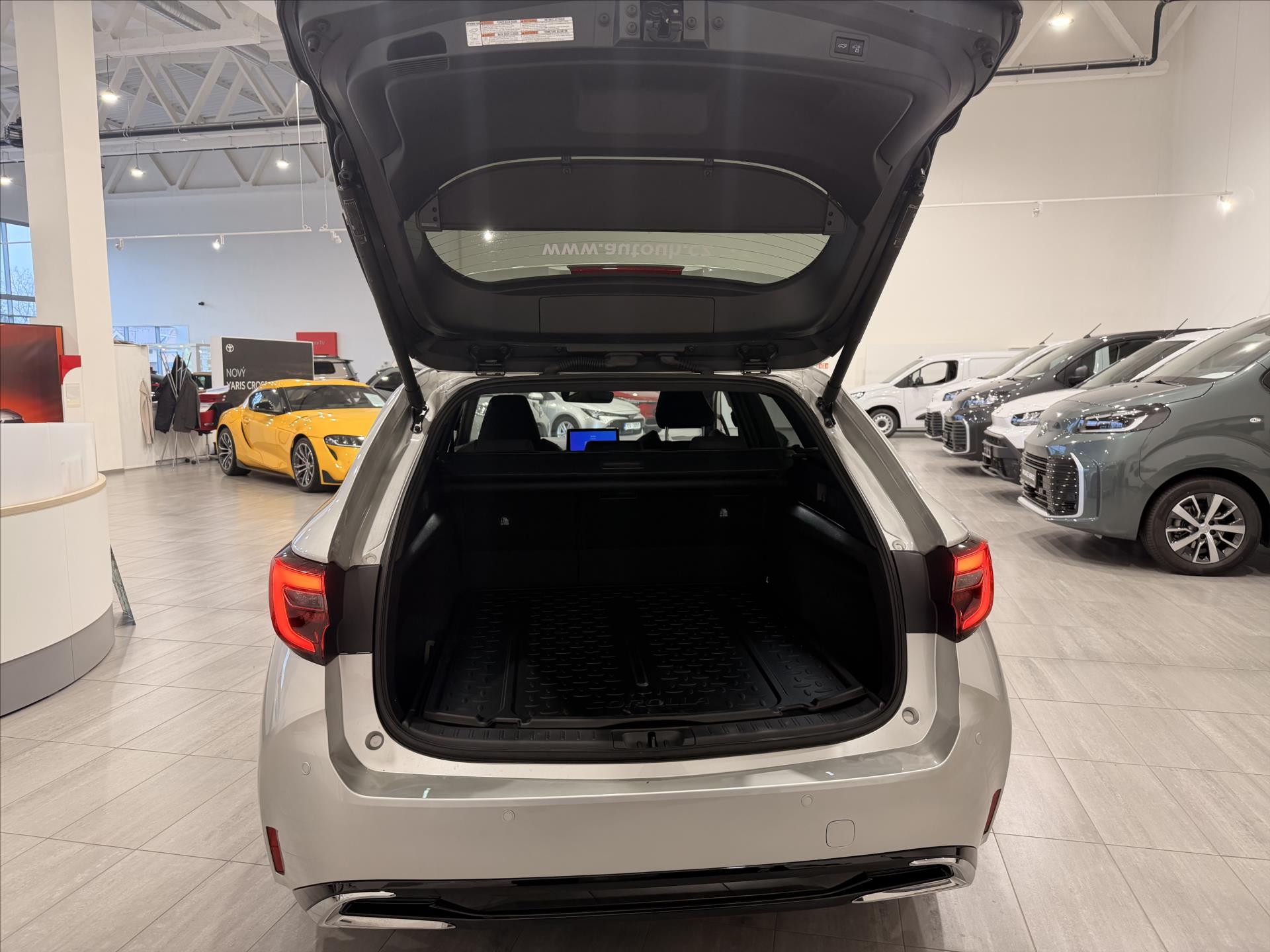 toyota-corolla-1-8-hybrid-140k-style - 3