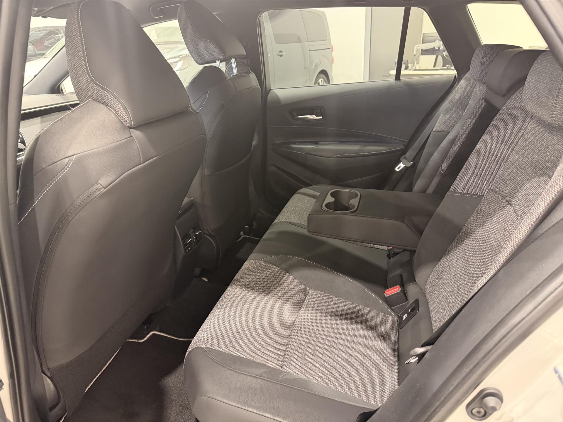 toyota-corolla-1-8-hybrid-140k-style - 5