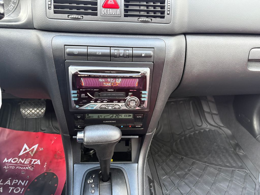 skoda-octavia-2-0i-85kw-automat-klima - 9