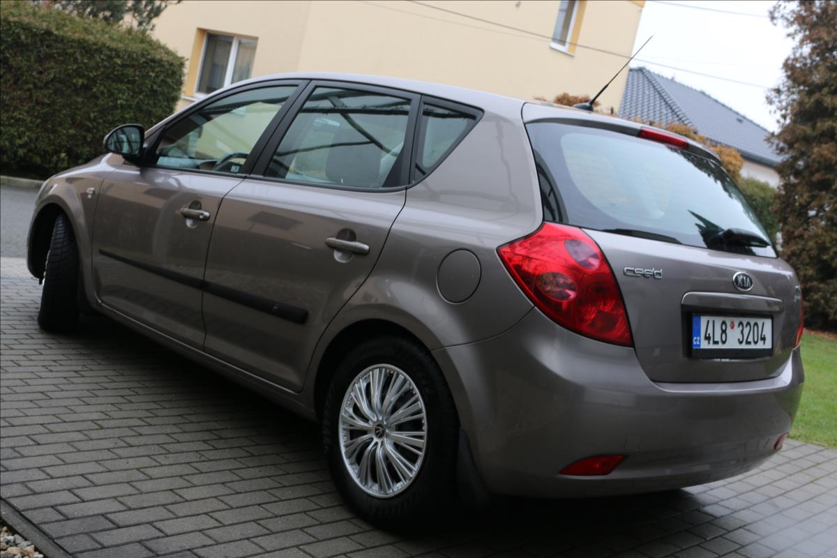 kia-ceed-1-6-cr-2-majitel-klima - 8